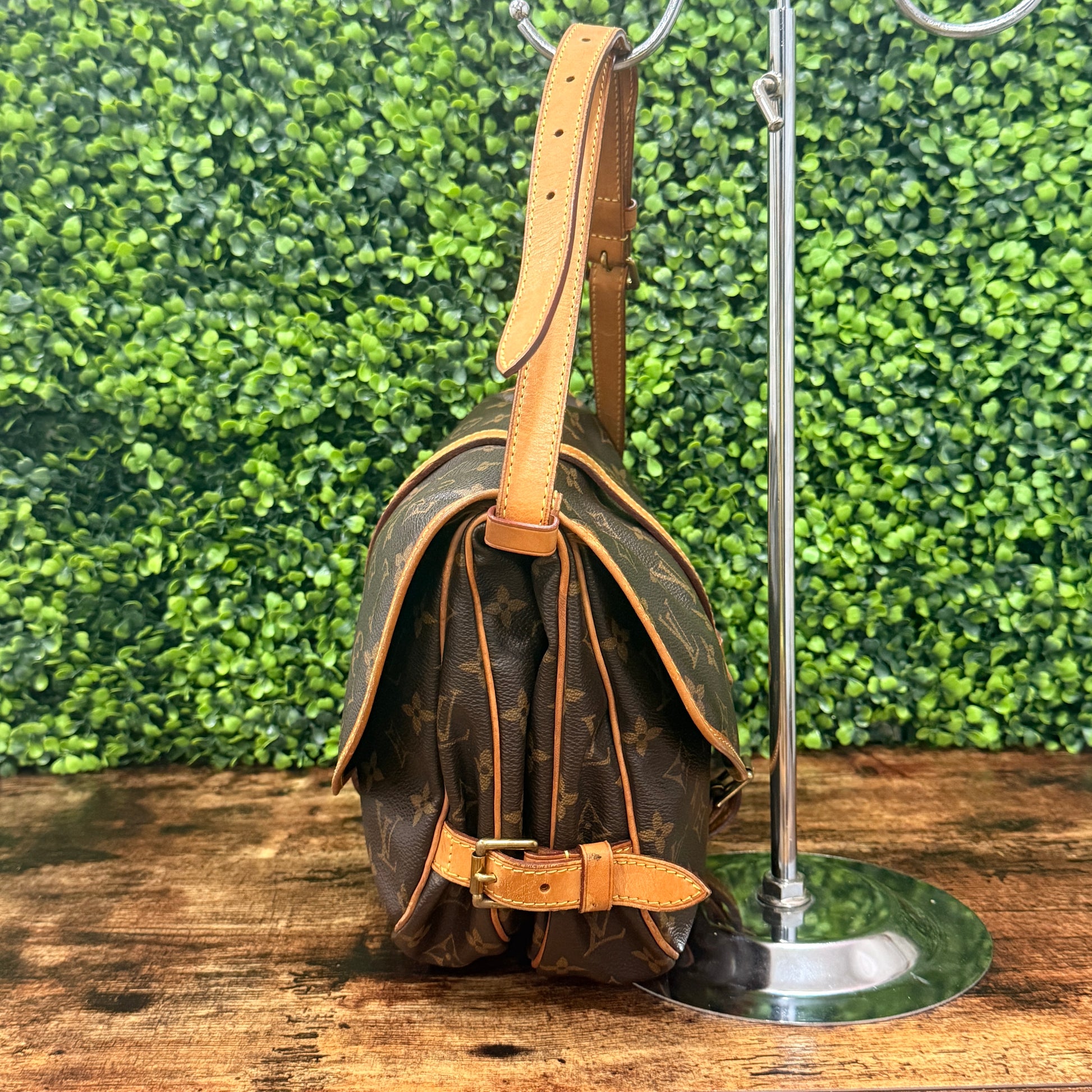 Louis Vuitton Monogram Vintage Saumur 25