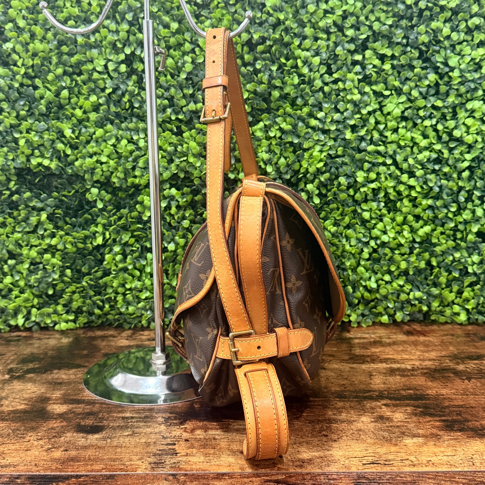 Louis Vuitton Monogram Vintage Saumur 25