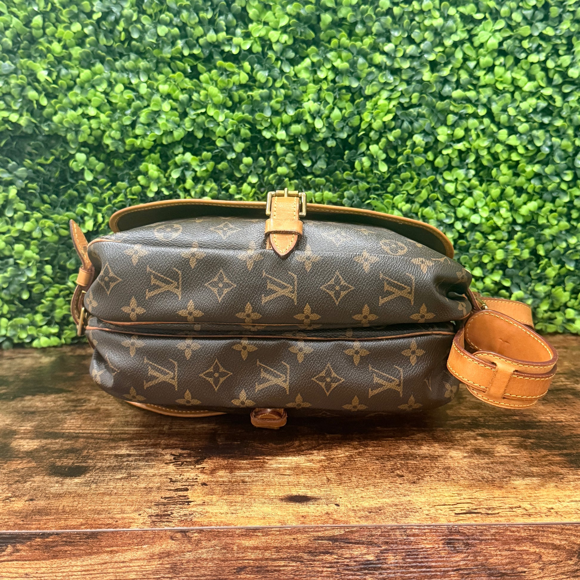 Louis Vuitton Monogram Vintage Saumur 25