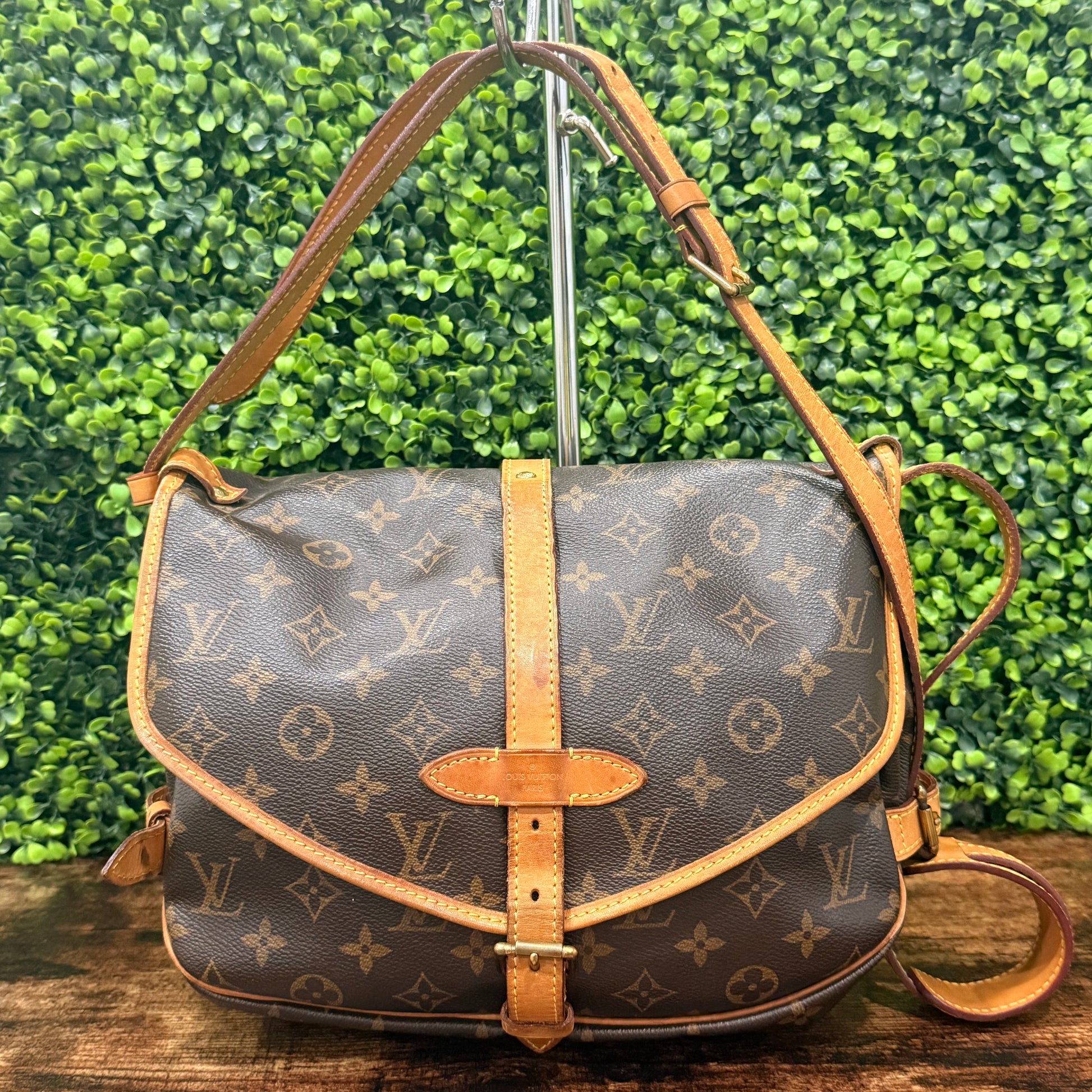 Louis Vuitton Monogram Vintage Saumur 25