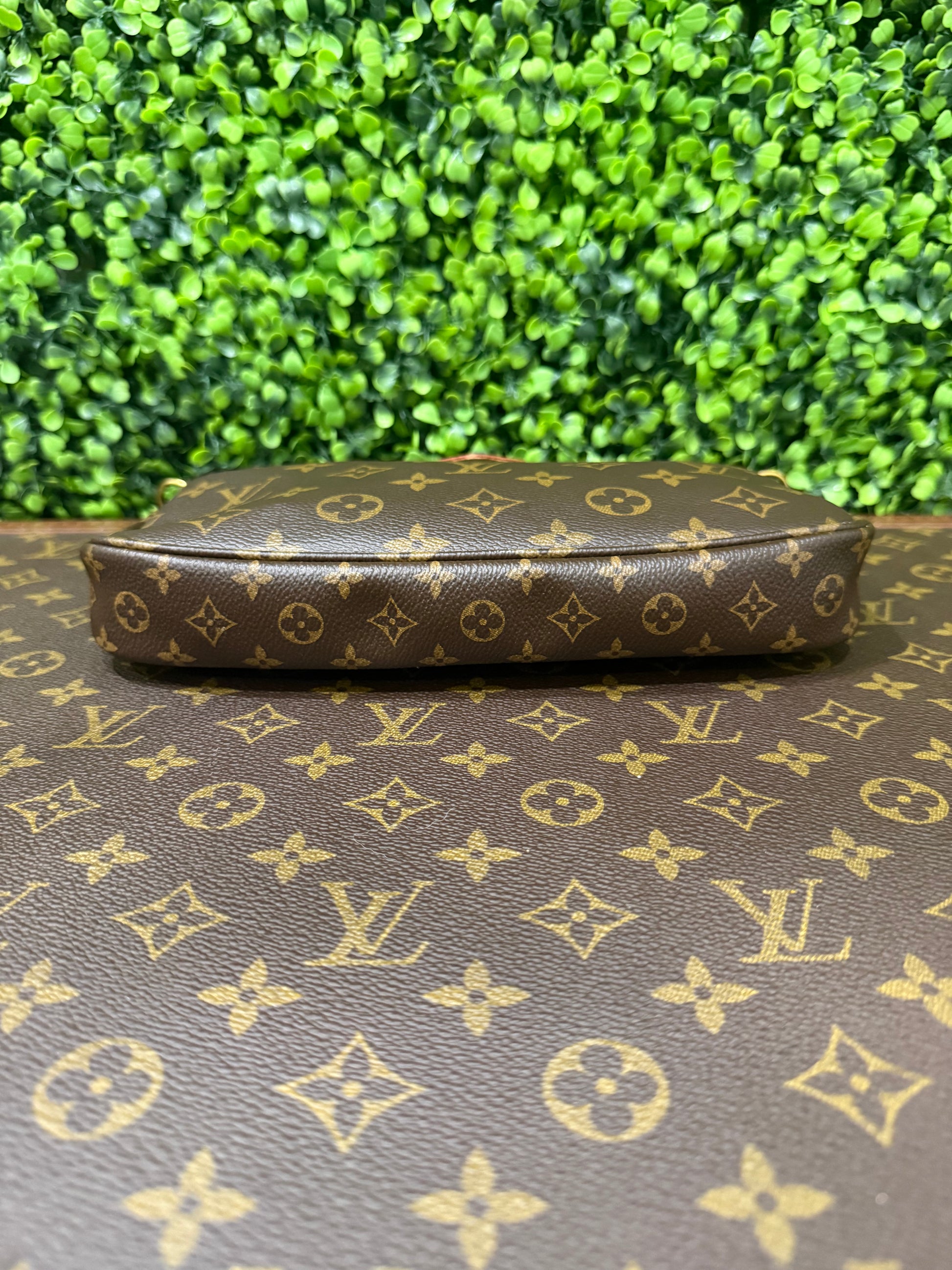 Louis Vuitton Pochette Accesorie Monogram