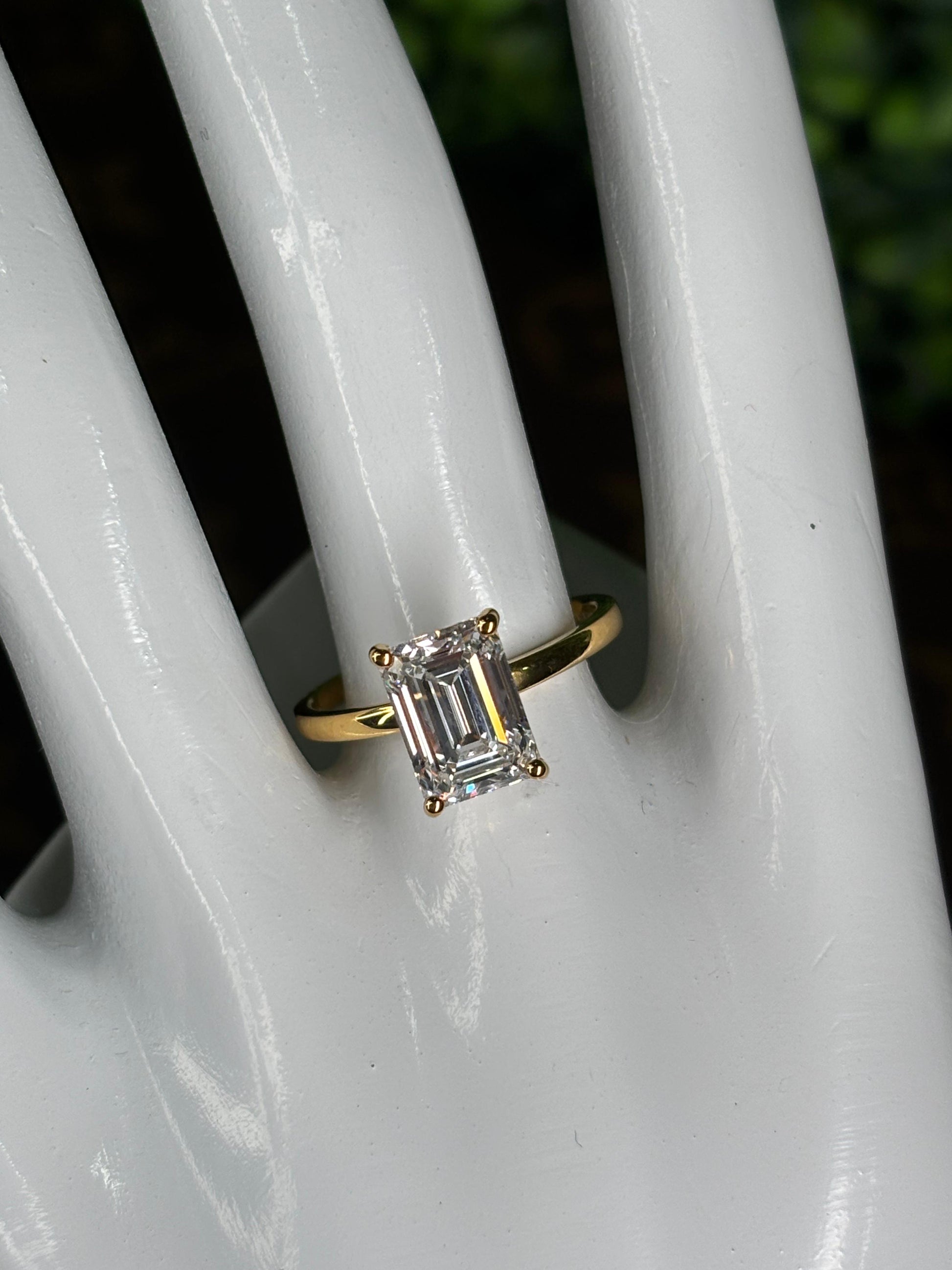 Ring Yellow Gold 18K w/Diamonds & Cut Emerald Design