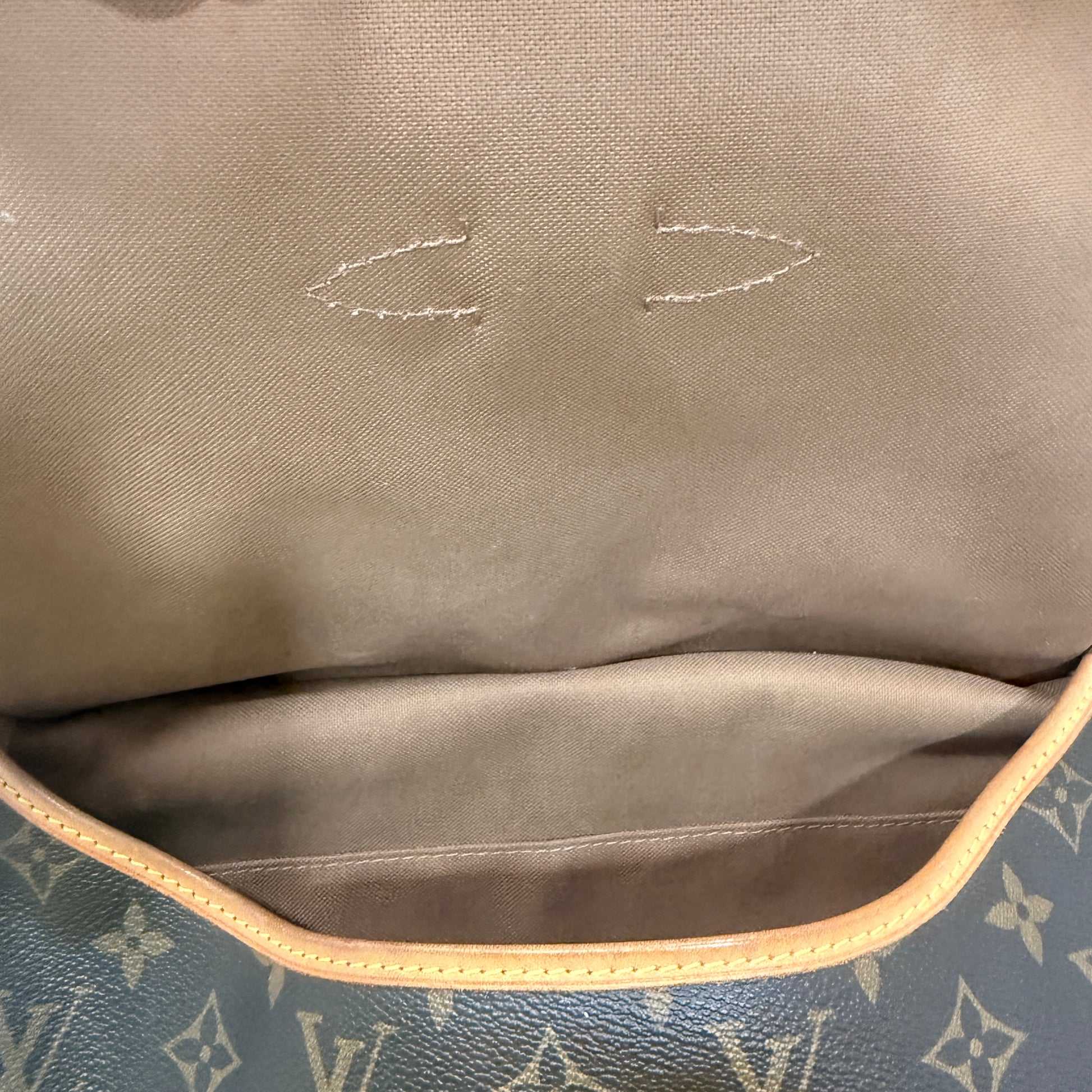 Louis Vuitton Monogram Vintage Saumur 25