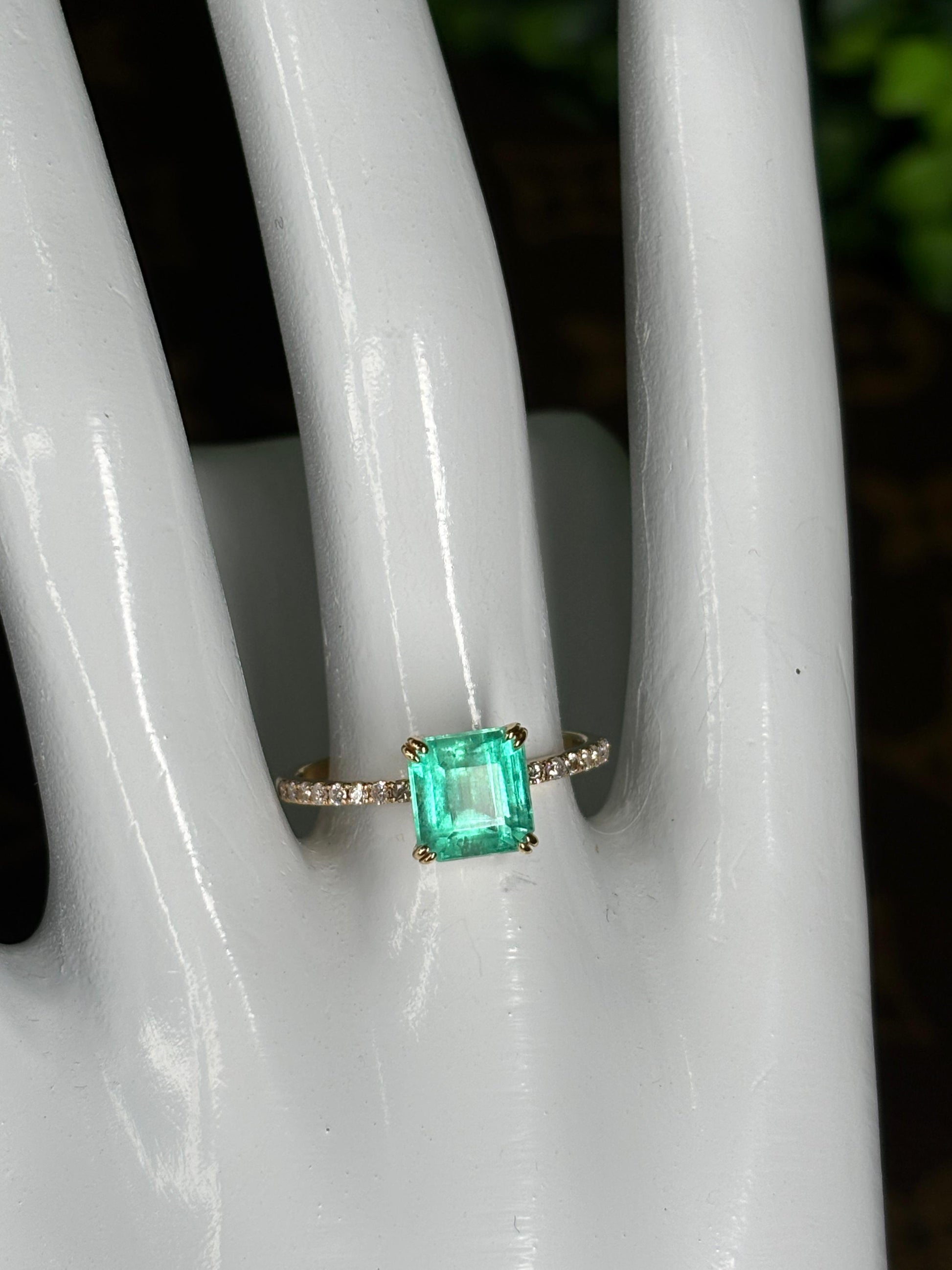 Ring Yellow Gold 18K w/Diamonds & Emerald