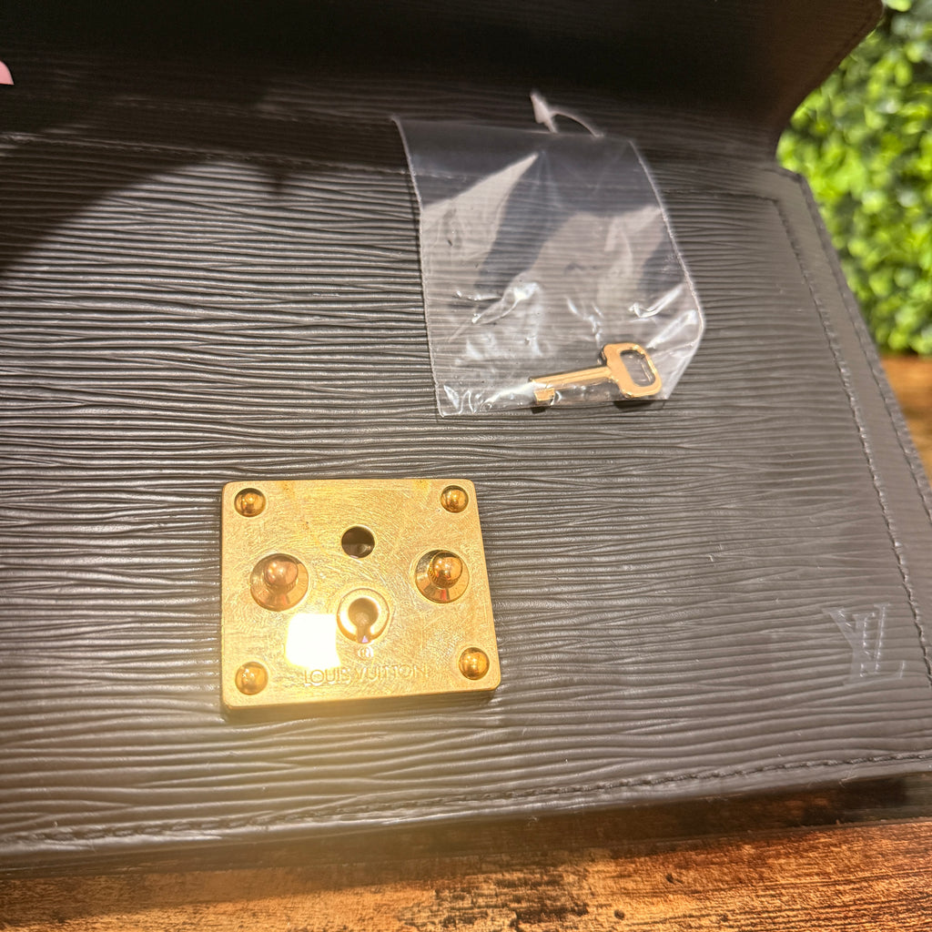 Louis Vuitton Dragonne Clutch Bag Noir Epi