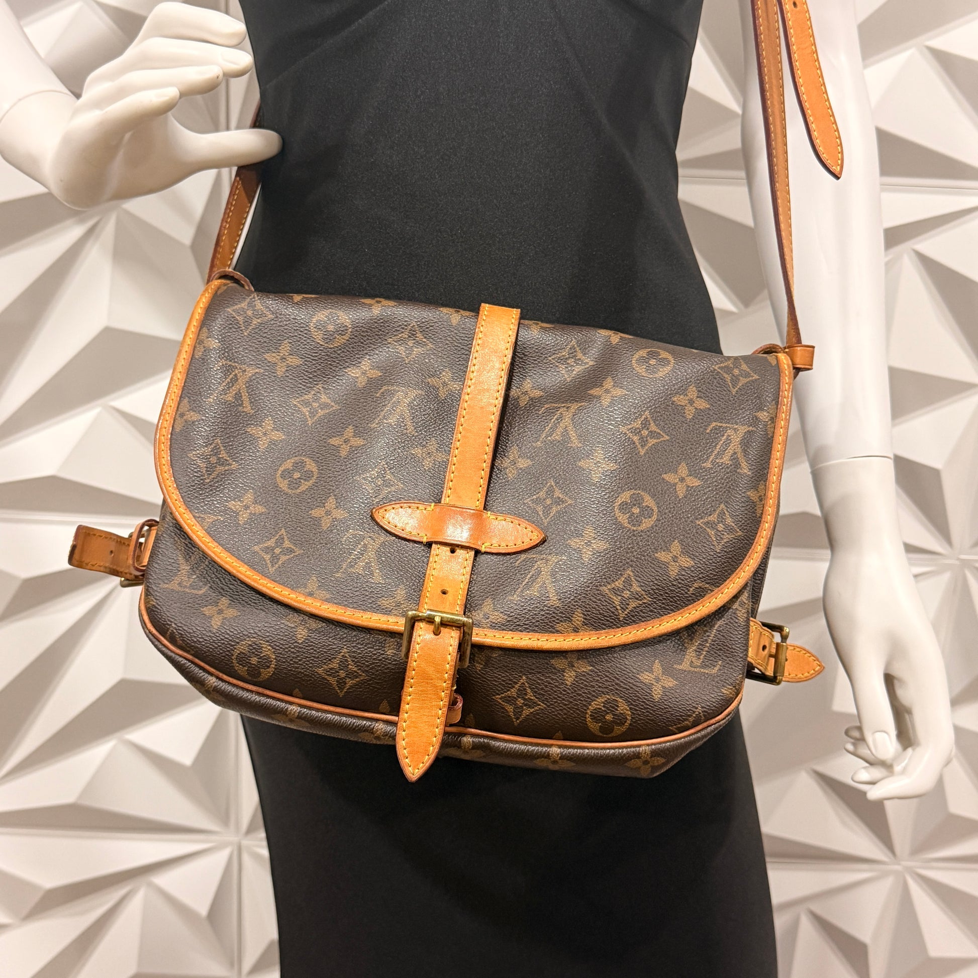 Louis Vuitton Monogram Vintage Saumur 25
