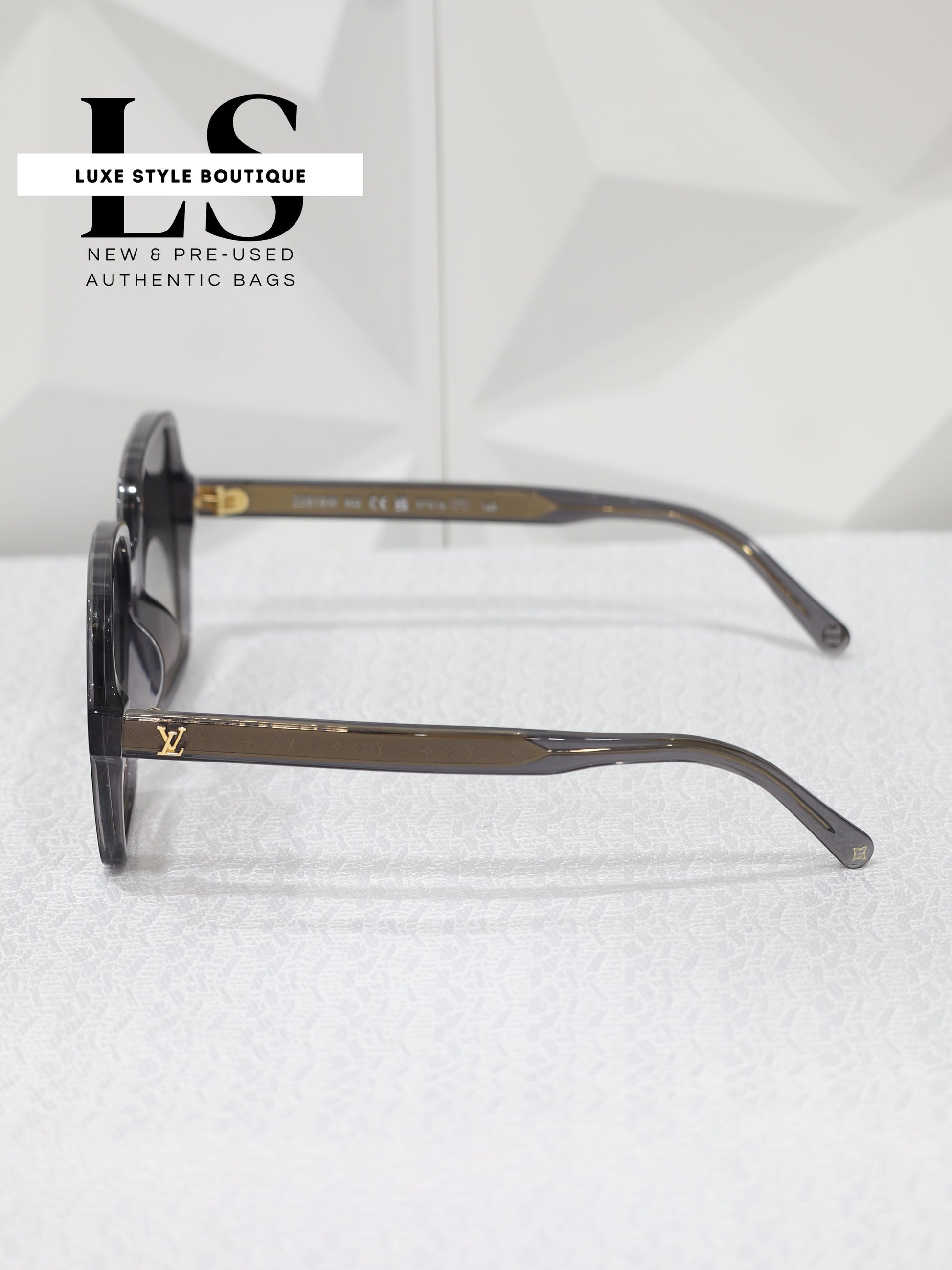 Louis Vuitton Aura Square Sunglasses 57*16 NEW