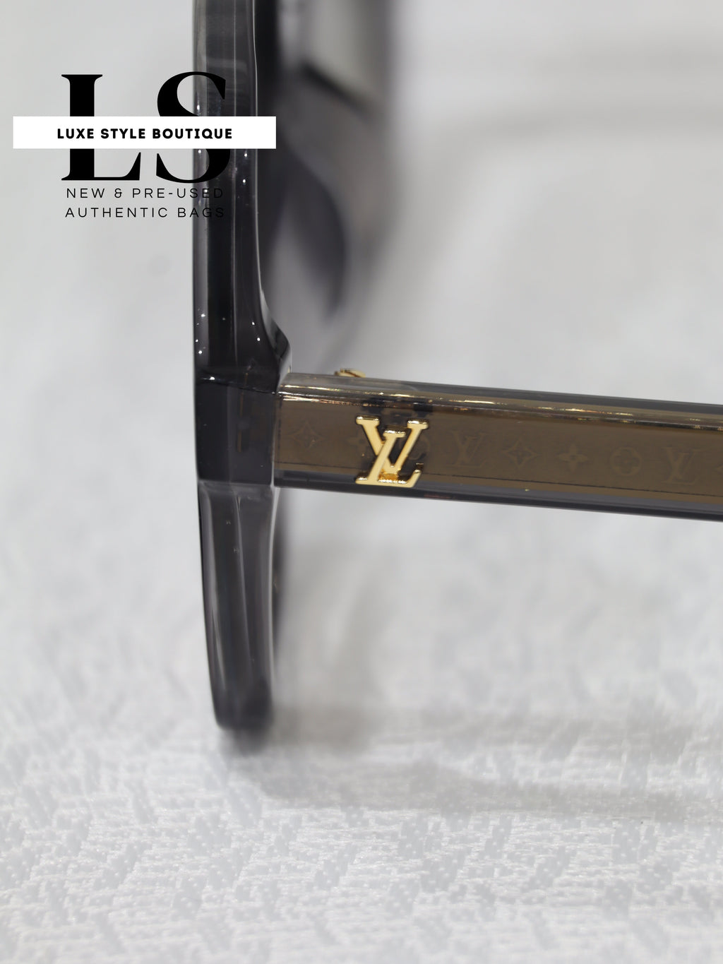 Louis Vuitton Aura Square Sunglasses 57*16 NEW