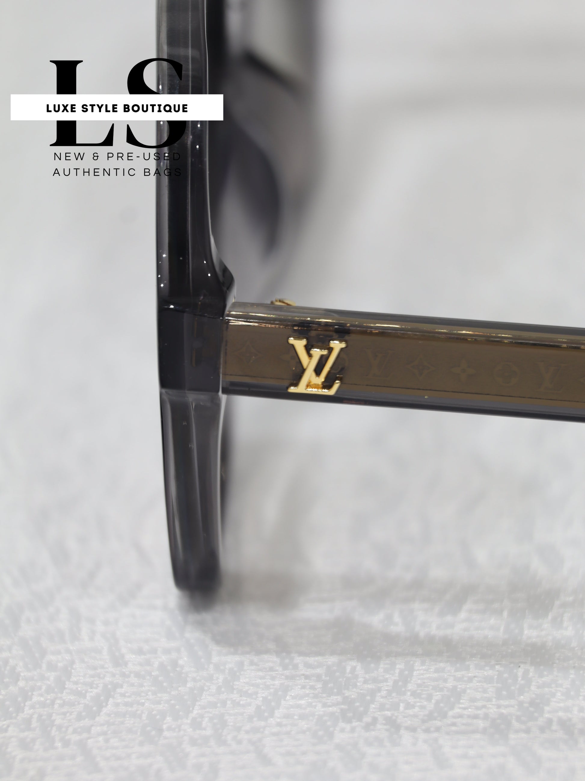 Louis Vuitton Aura Square Sunglasses 57*16 NEW