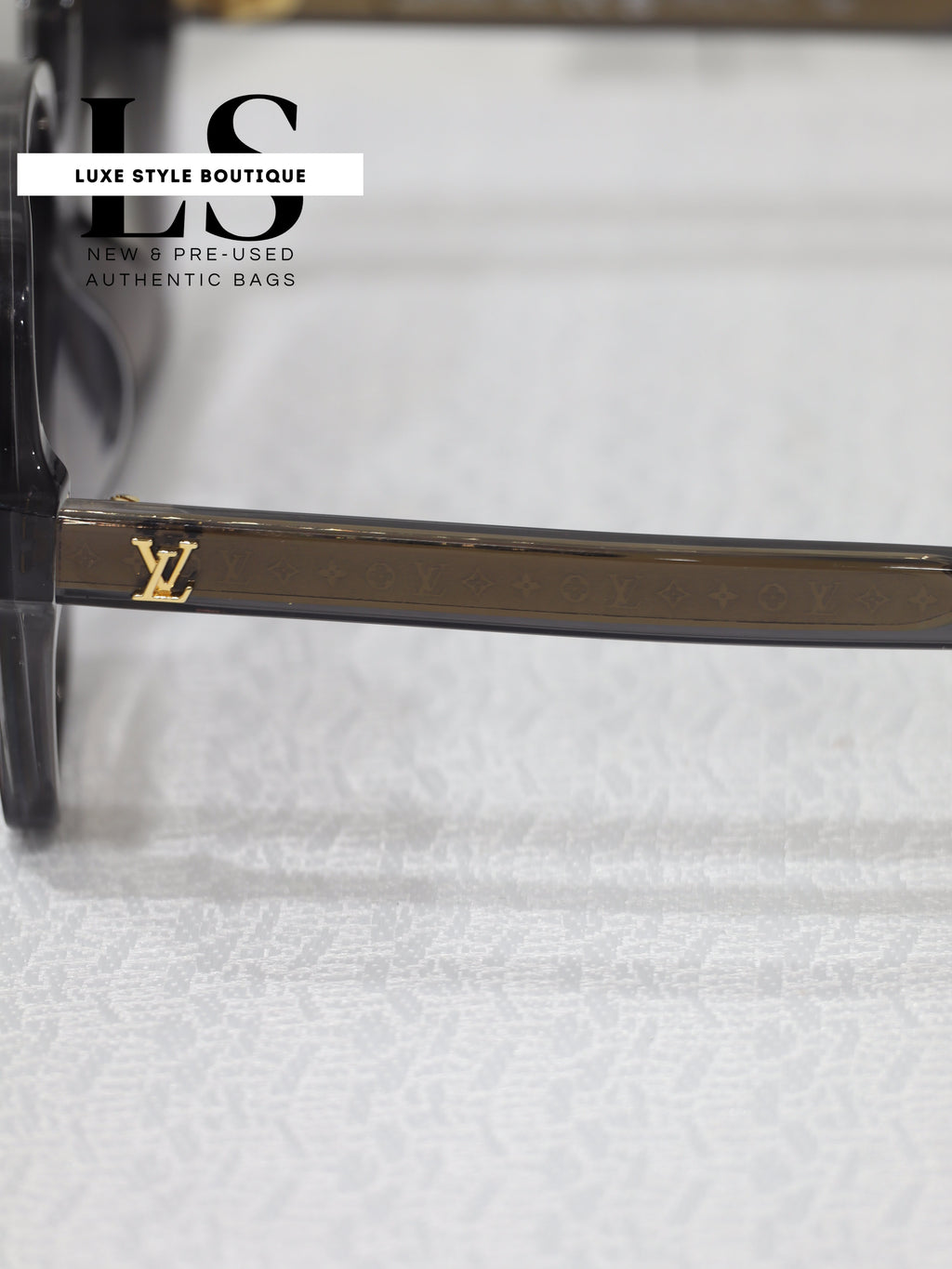 Louis Vuitton Aura Square Sunglasses 57*16 NEW