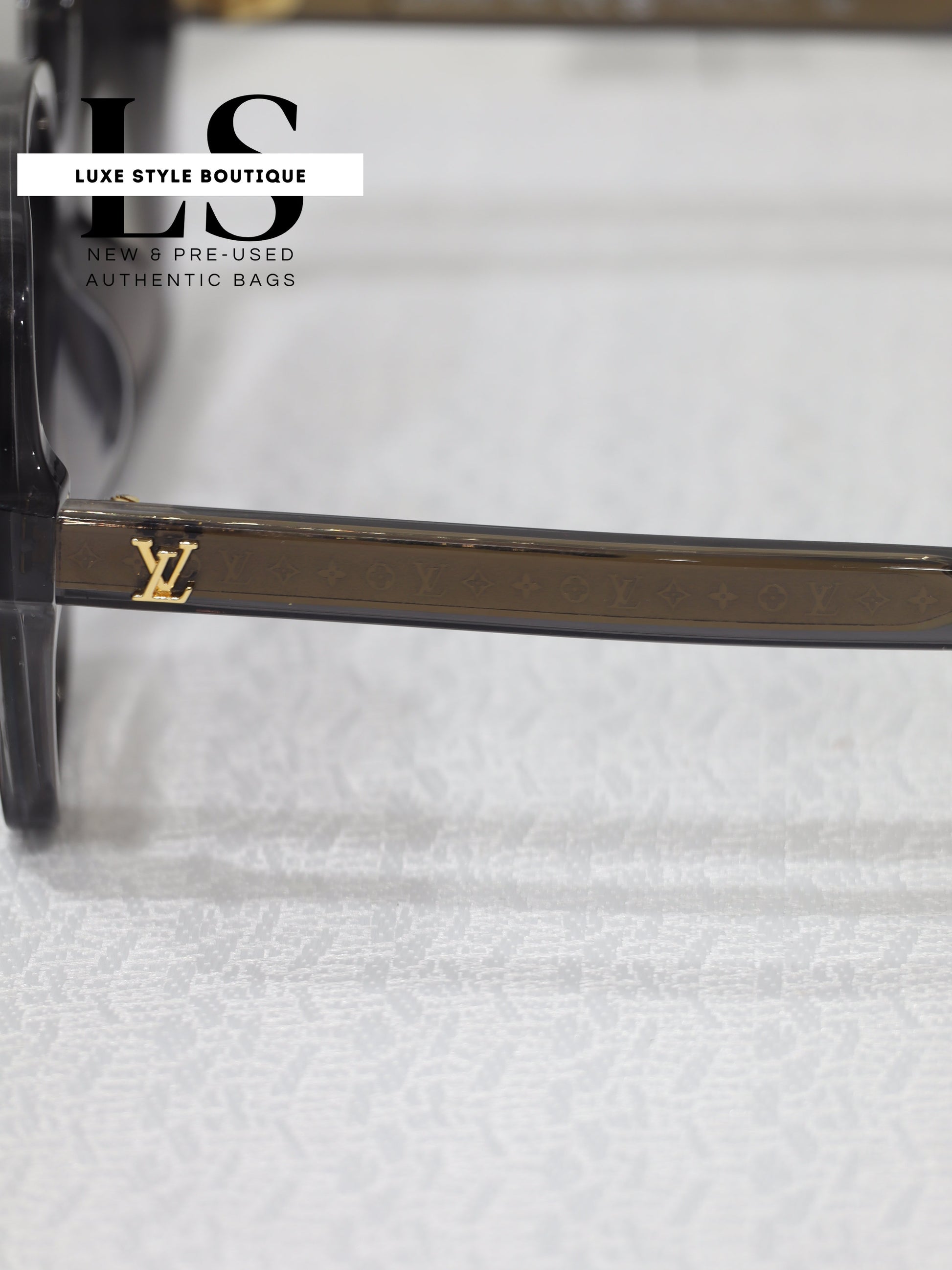 Louis Vuitton Aura Square Sunglasses 57*16 NEW