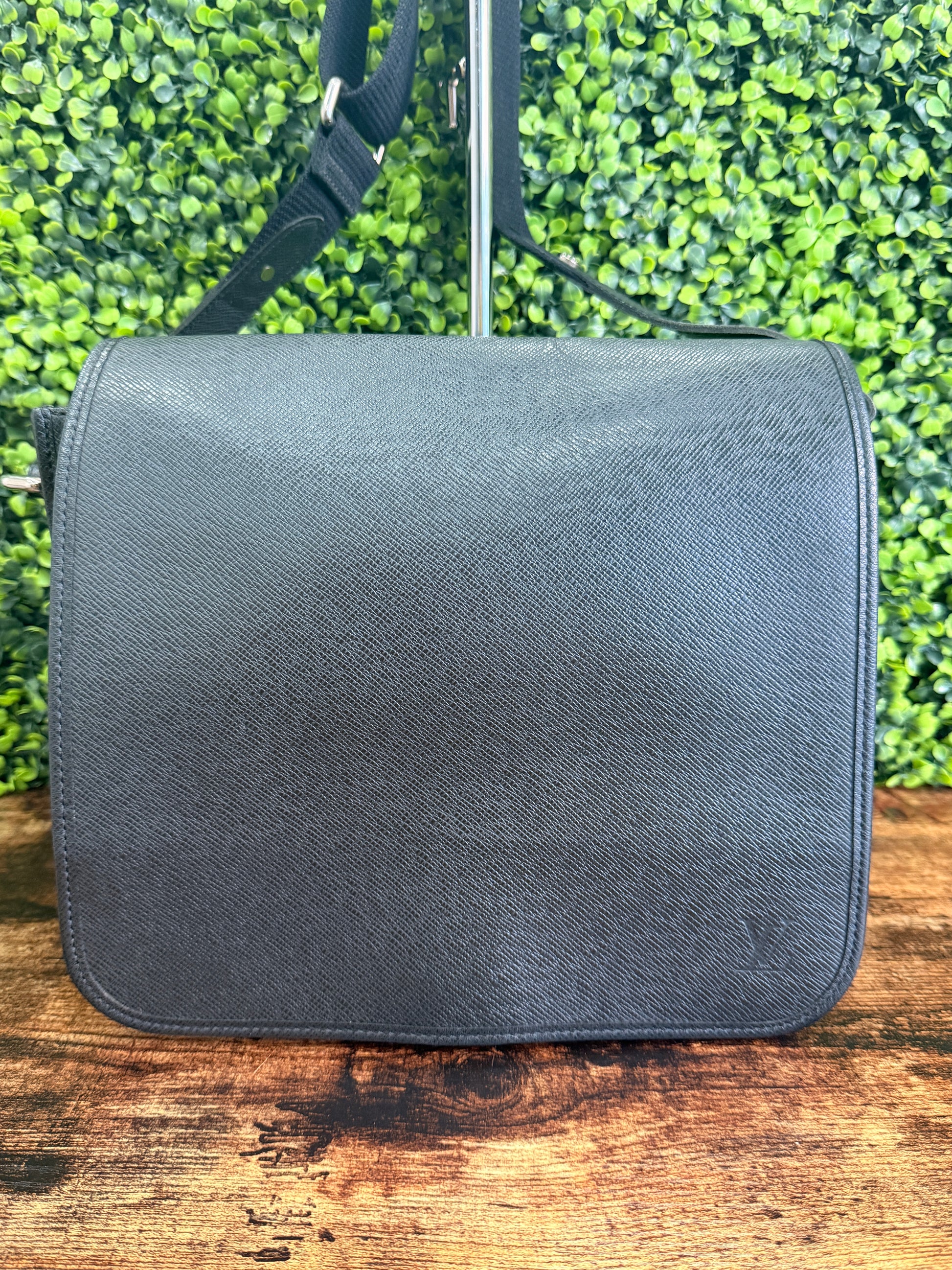 Louis Vuitton Black Taiga Andrei Messenger Bag