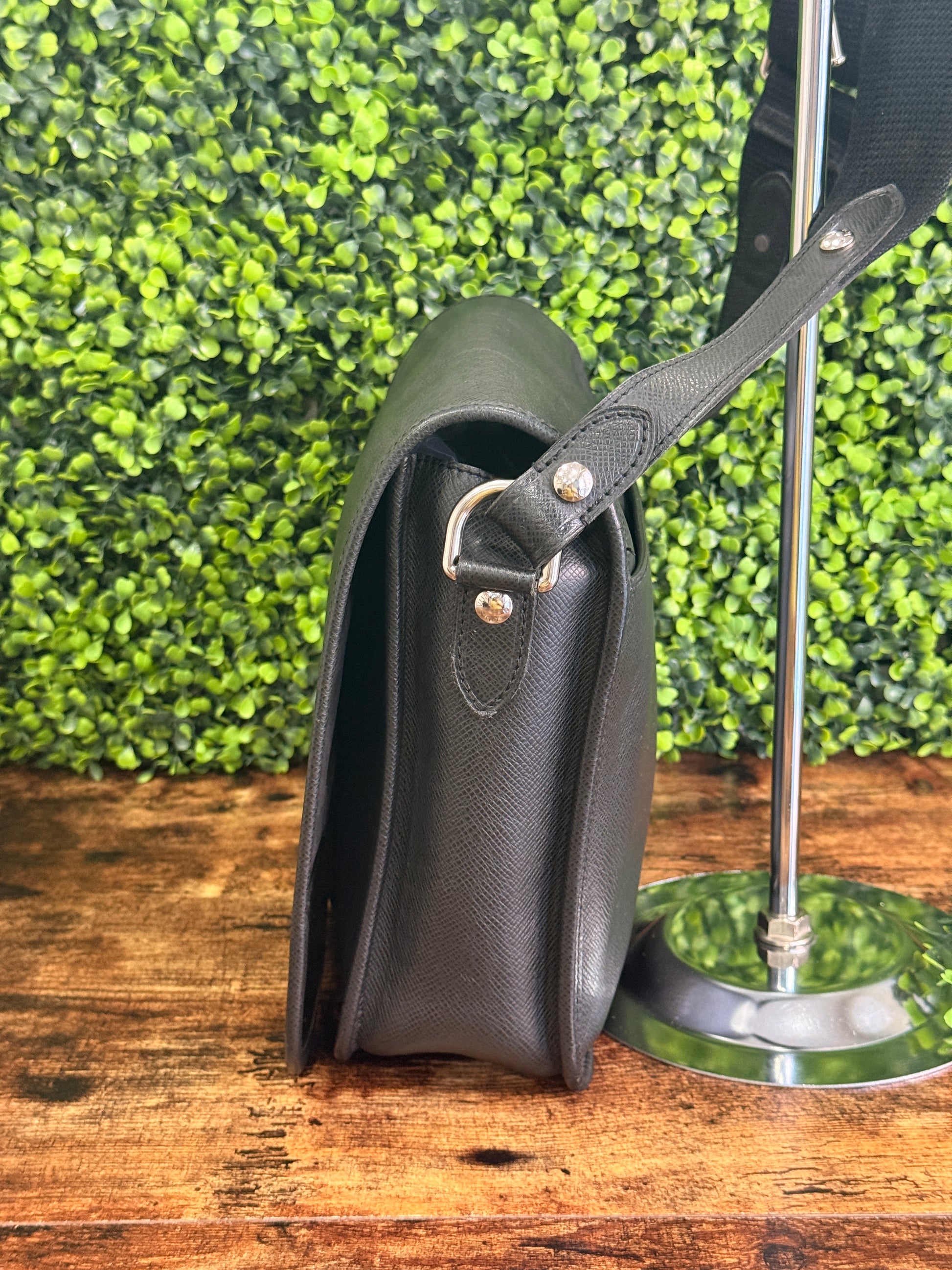 Louis Vuitton Black Taiga Andrei Messenger Bag