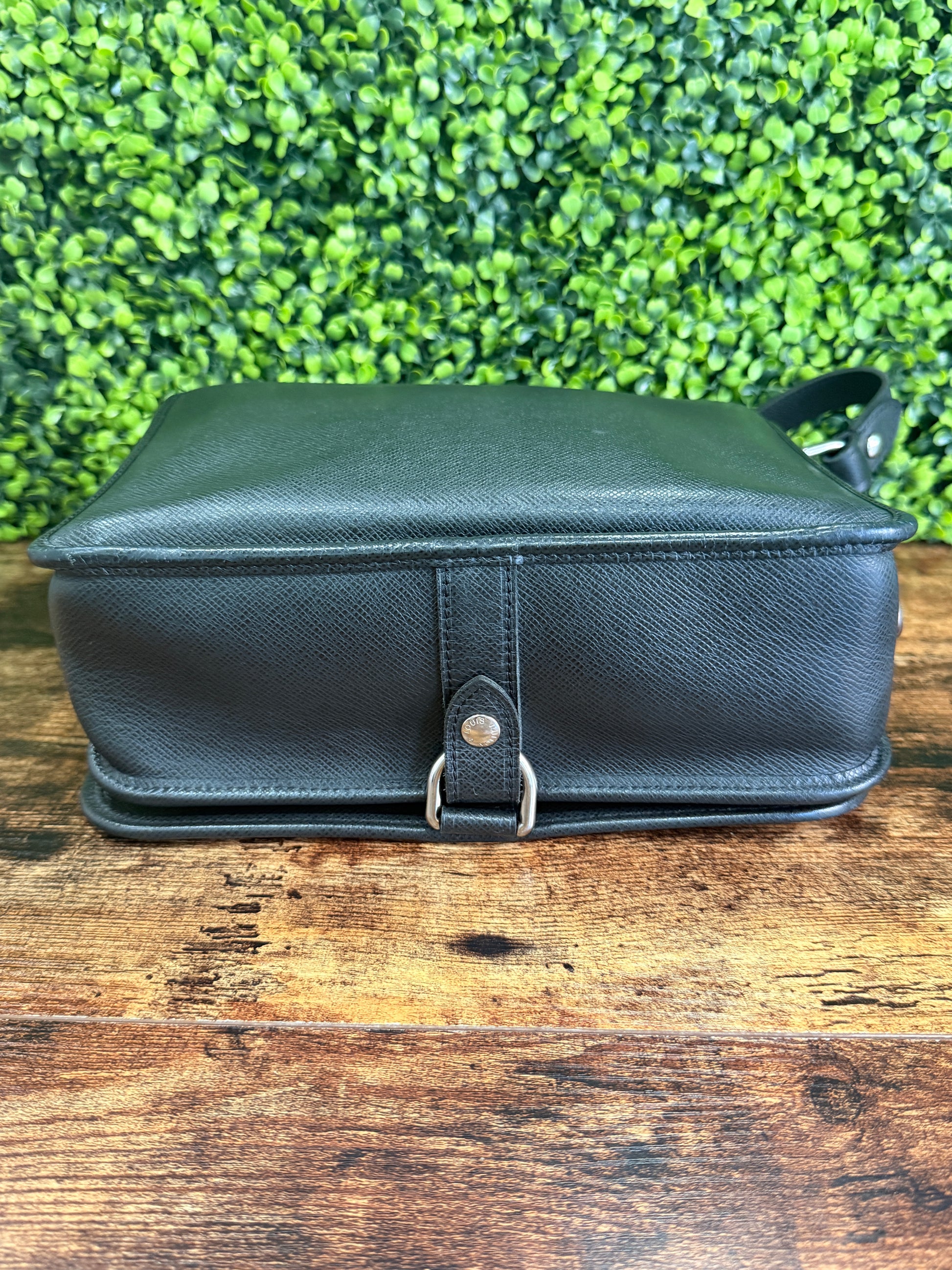 Louis Vuitton Black Taiga Andrei Messenger Bag