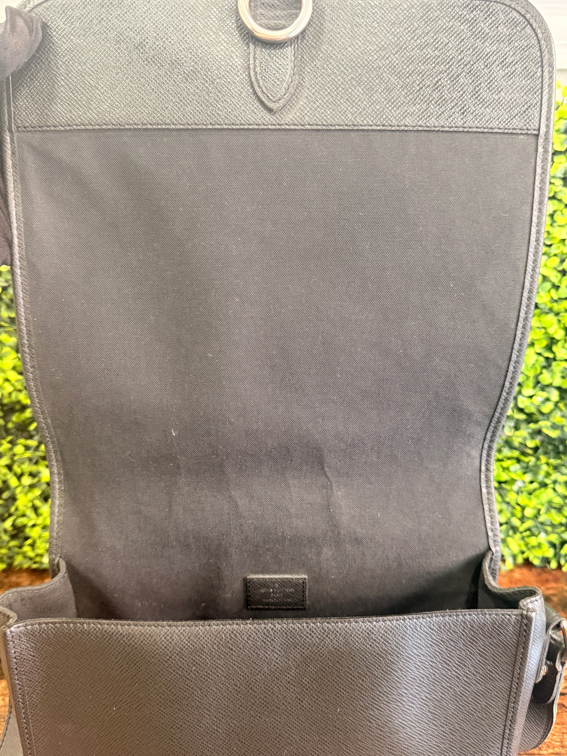 Louis Vuitton Black Taiga Andrei Messenger Bag