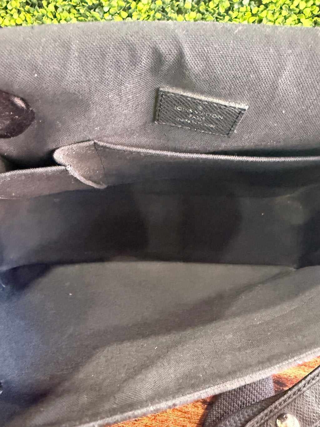 Louis Vuitton Black Taiga Andrei Messenger Bag