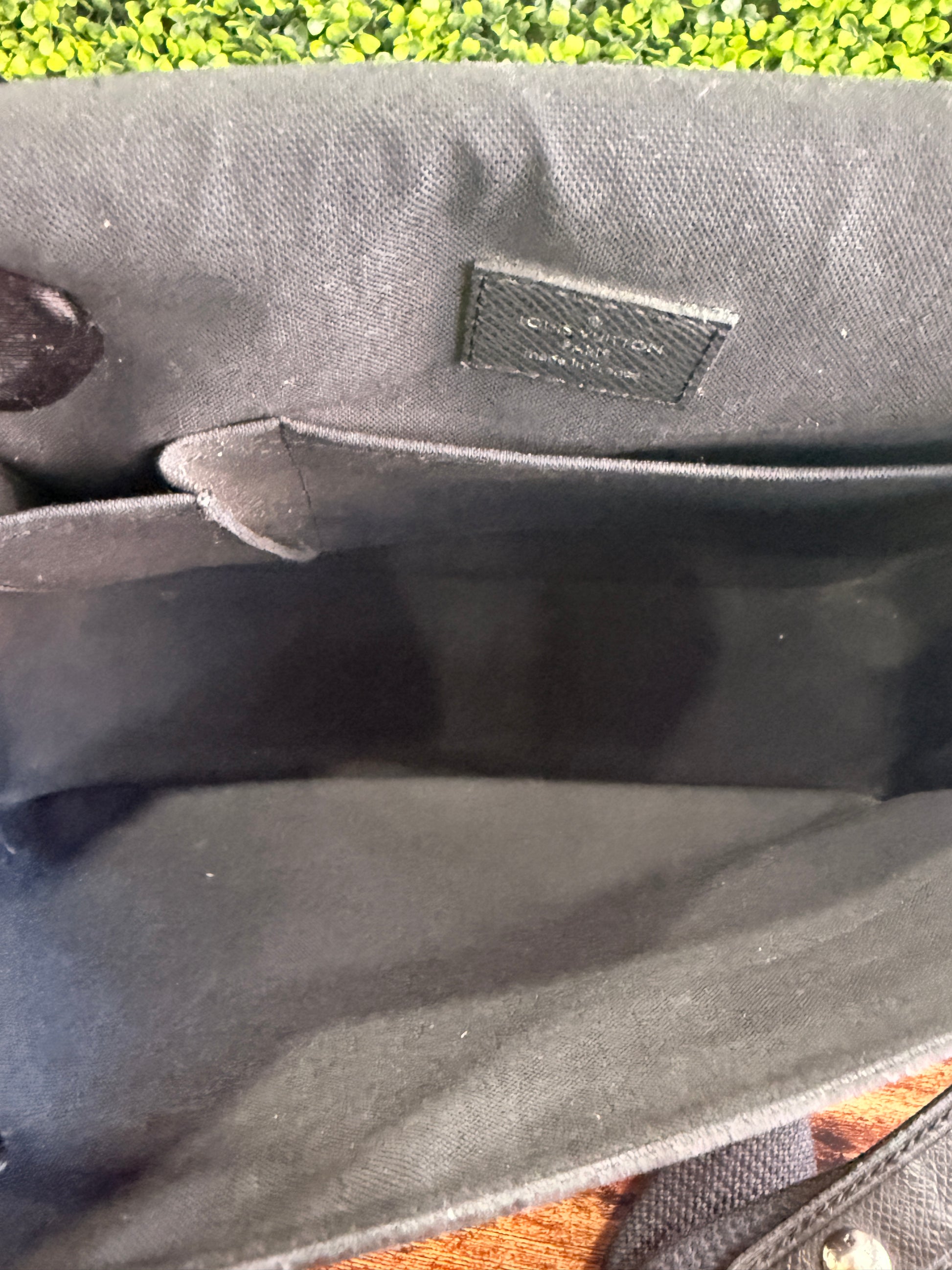 Louis Vuitton Black Taiga Andrei Messenger Bag