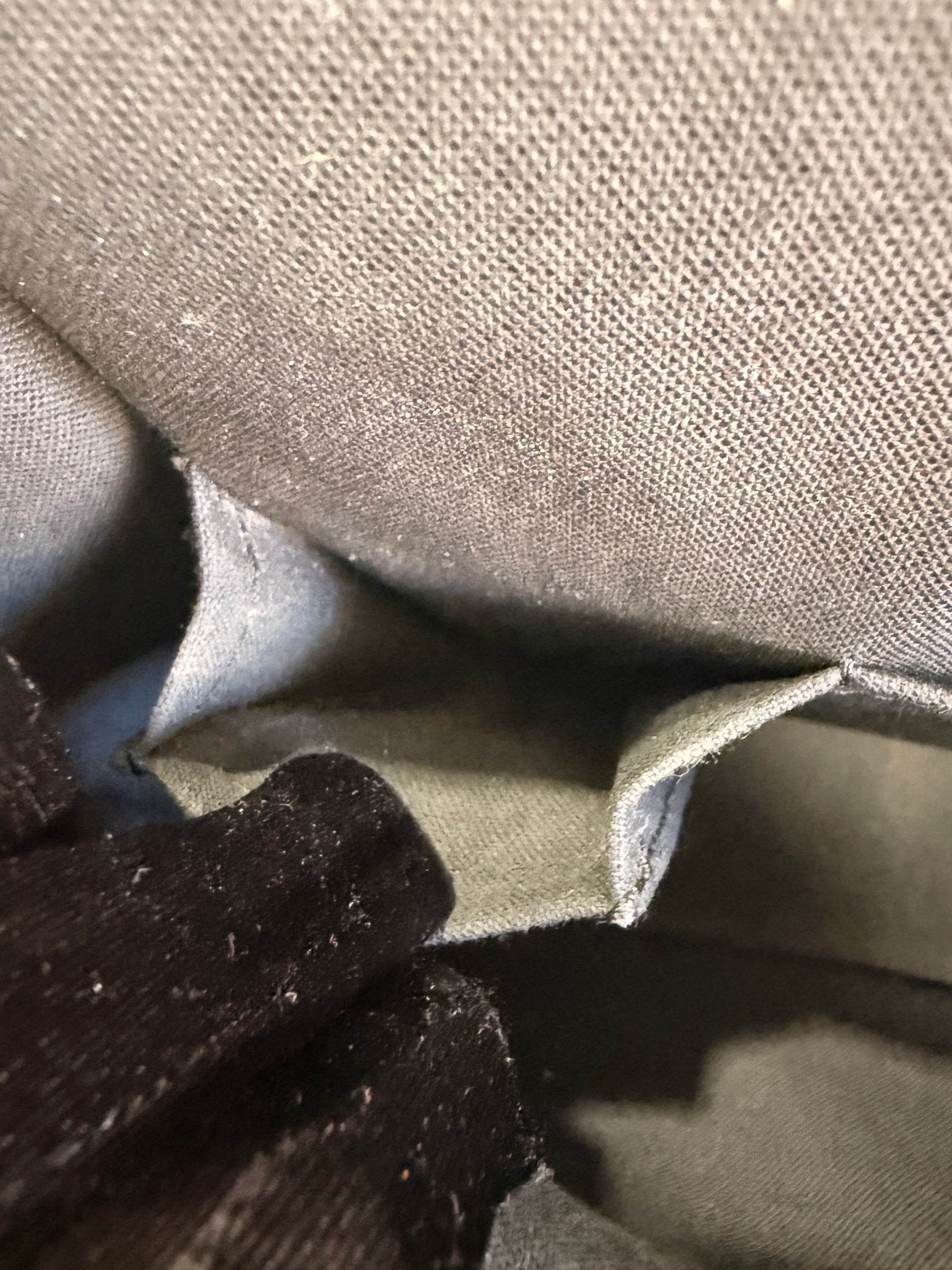 Louis Vuitton Black Taiga Andrei Messenger Bag