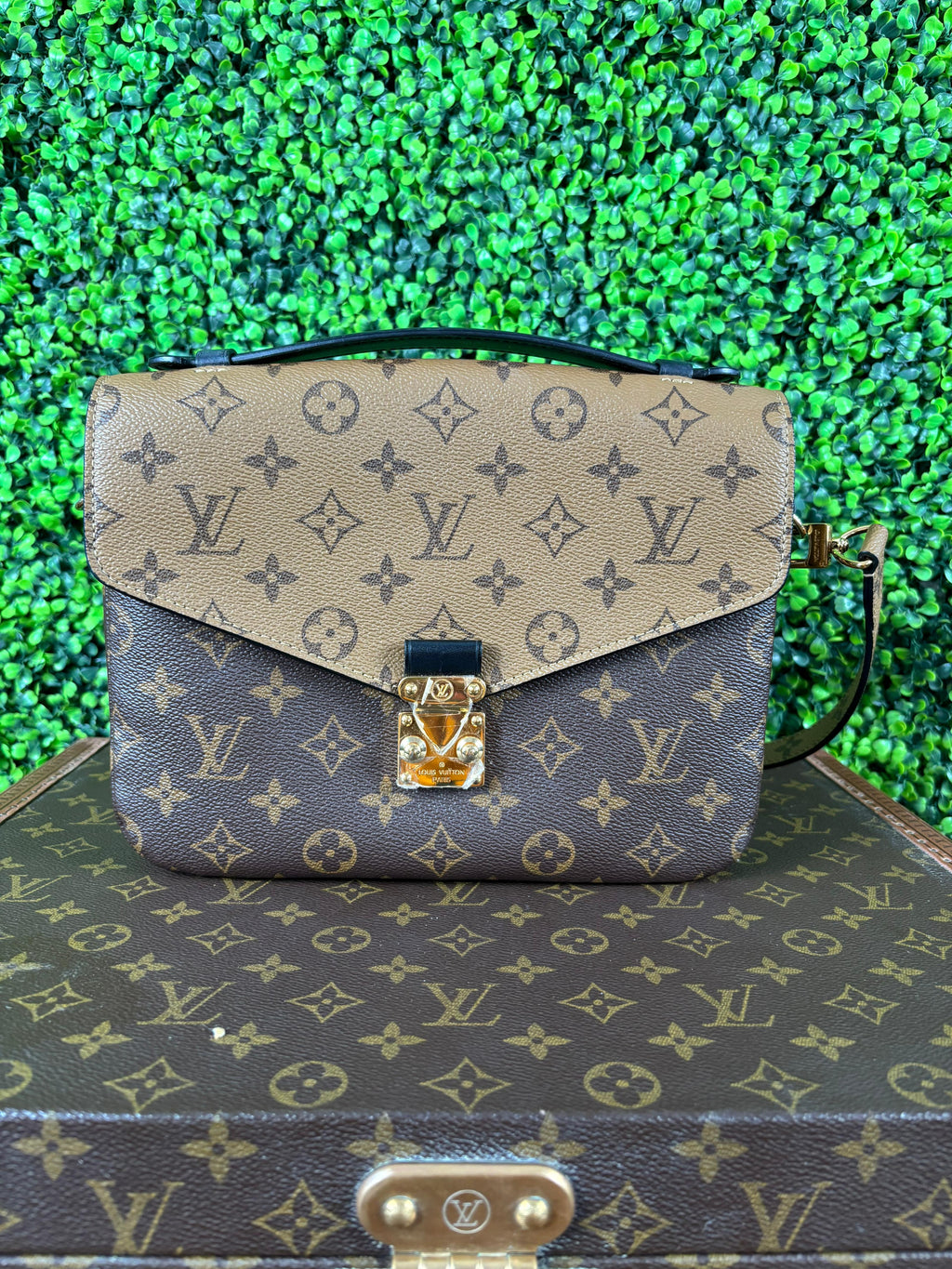 Louis Vuitton Pochette Metis MM Monogram Reverse
