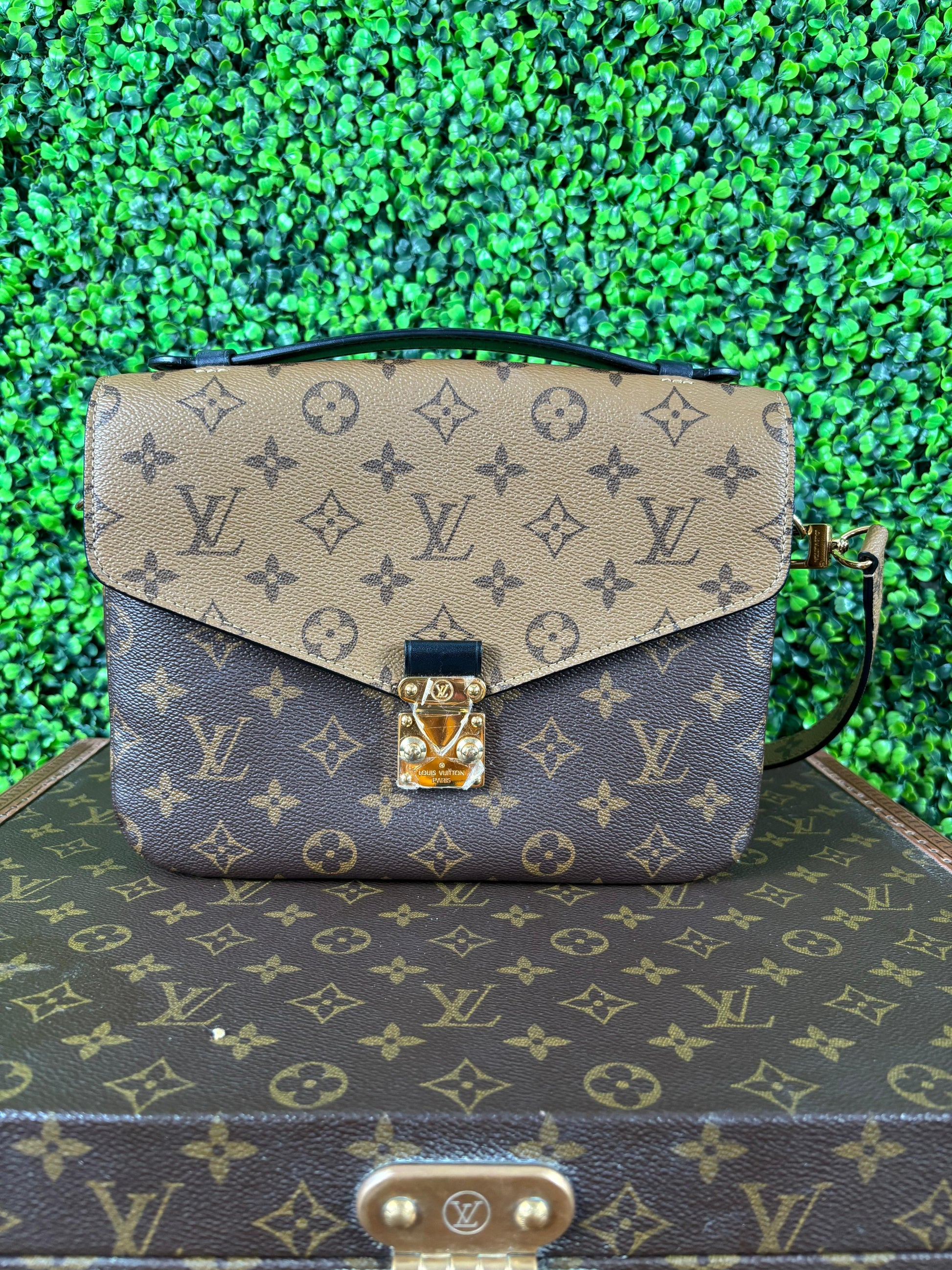 Louis Vuitton Pochette Metis MM Monogram Reverse
