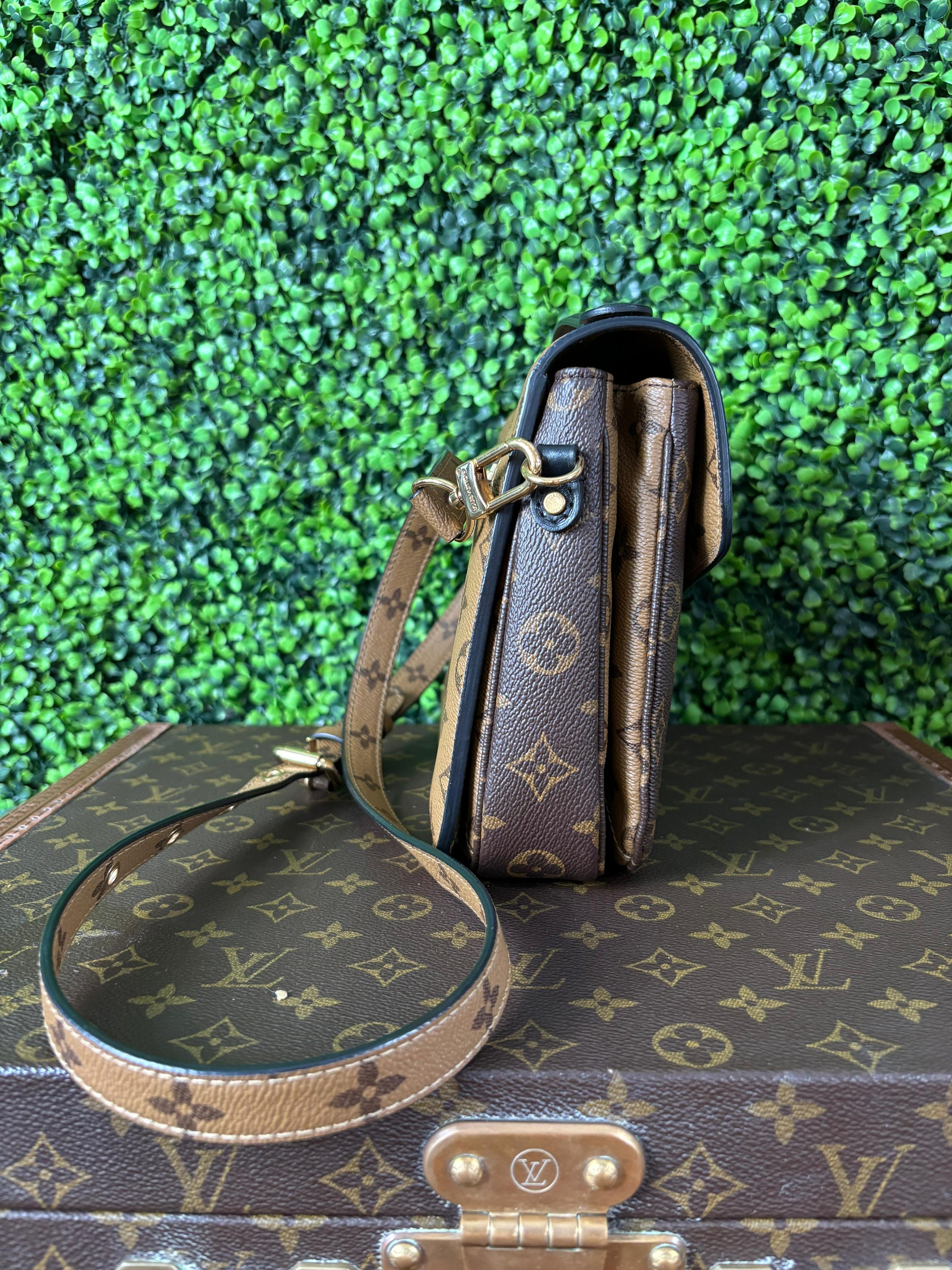 Louis Vuitton Pochette Metis MM Monogram Reverse