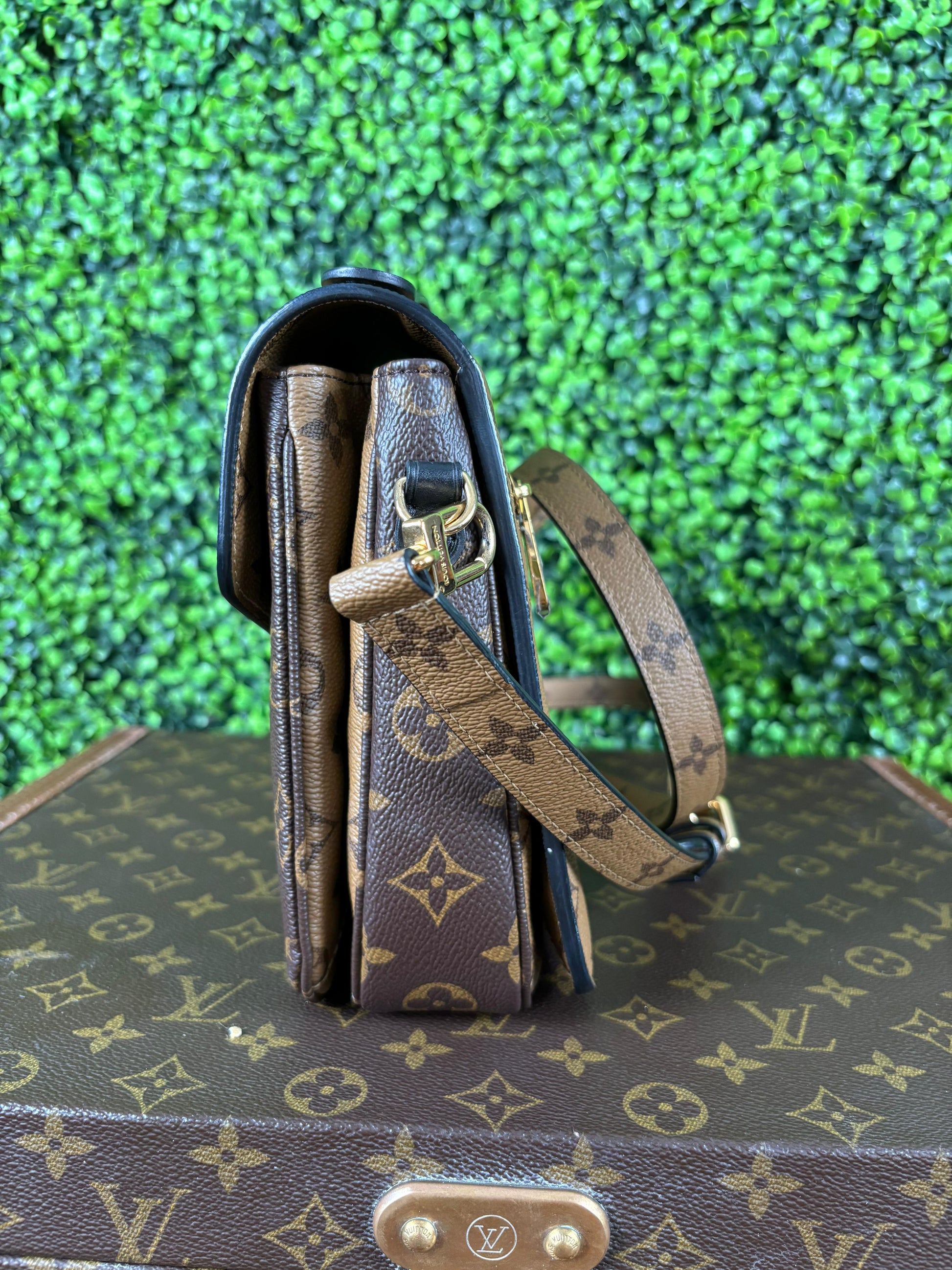 Louis Vuitton Pochette Metis MM Monogram Reverse