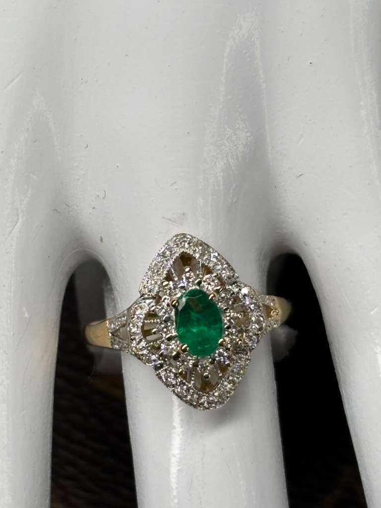 Ring Yellow Gold 18K w/Clear Diamonds & Emeralds