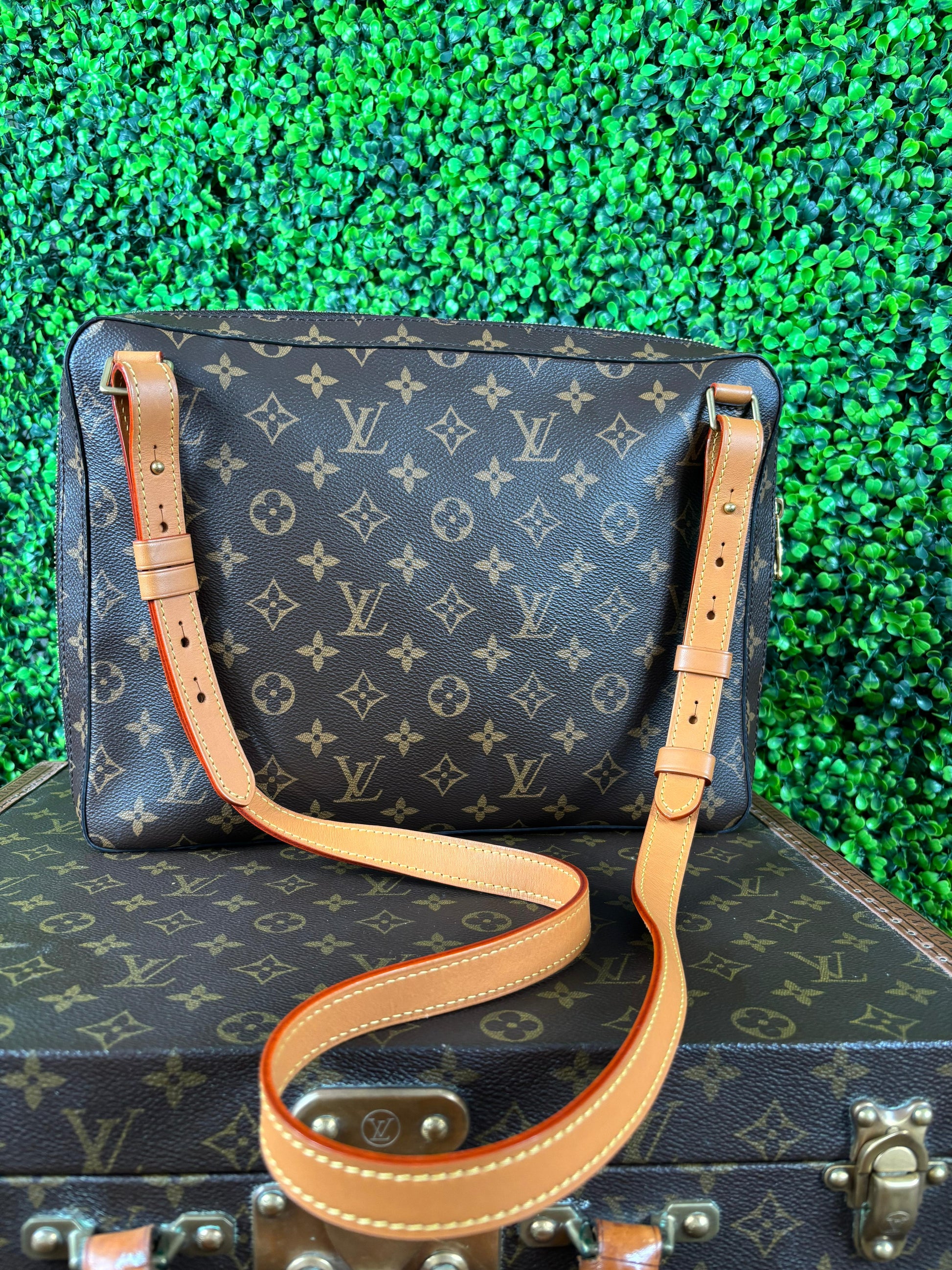Louis Vuitton Messenger Bag