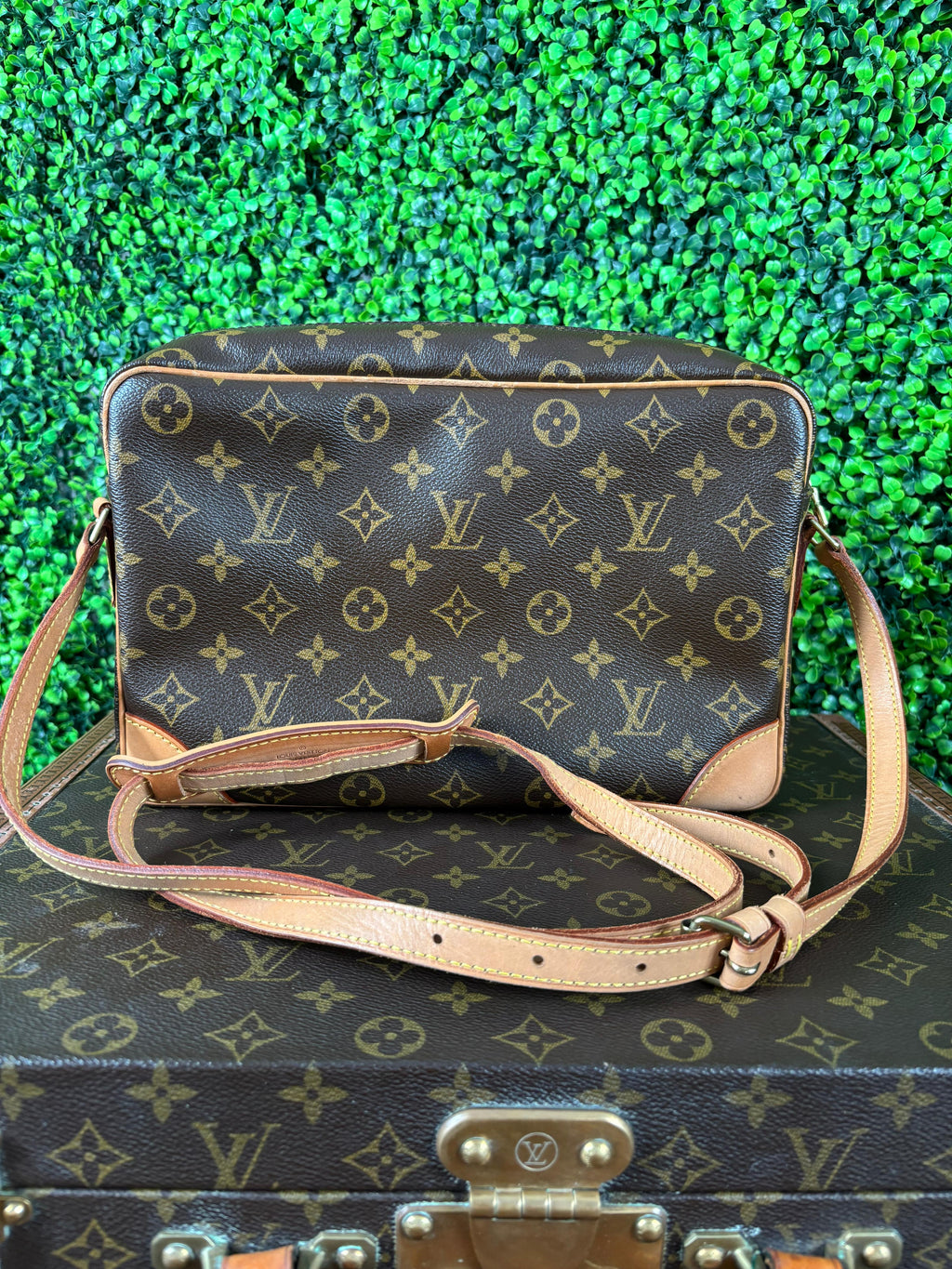 Louis Vuitton Trocadero Monogram 30