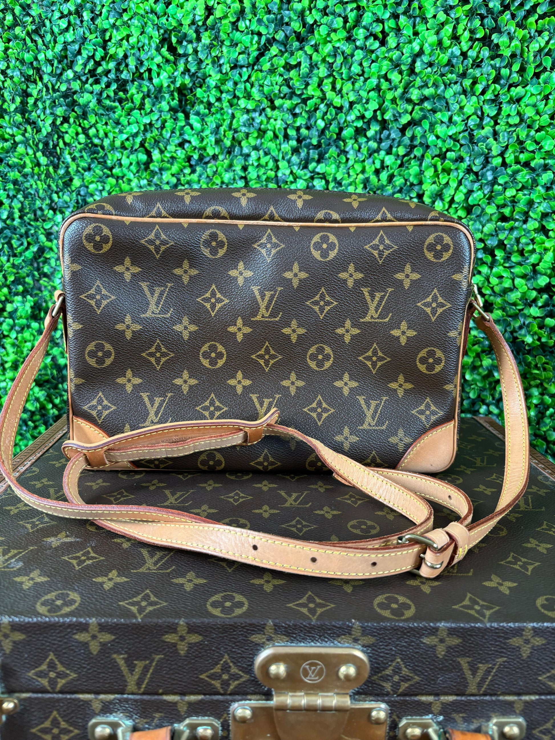 Louis Vuitton Trocadero Monogram 30